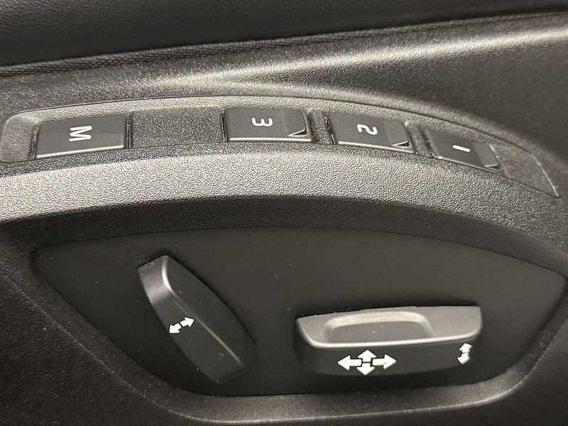 Volvo V40 (Winter Pack, Xenium Pack, Fixed Panoramic Roof)