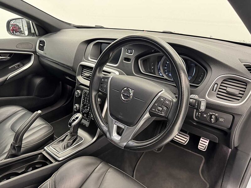 Volvo V40 (Winter Pack, Xenium Pack, Fixed Panoramic Roof)