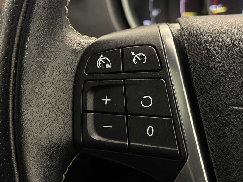 Volvo V40 (Winter Pack, Xenium Pack, Fixed Panoramic Roof)