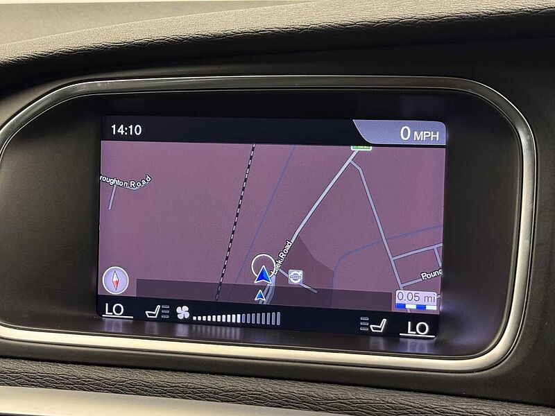 Volvo V40 (Winter Pack, Xenium Pack, Fixed Panoramic Roof)
