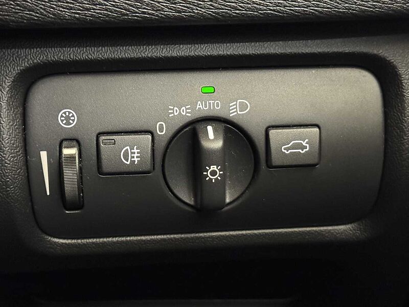 Volvo V40 (Winter Pack, Xenium Pack, Fixed Panoramic Roof)