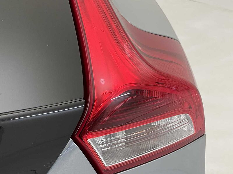 Volvo V40 (Winter Pack, Xenium Pack, Fixed Panoramic Roof)