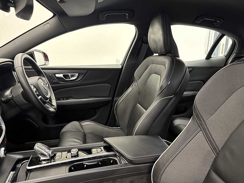 Volvo S60 Plus, B5 mild hybrid, Petrol, Dark