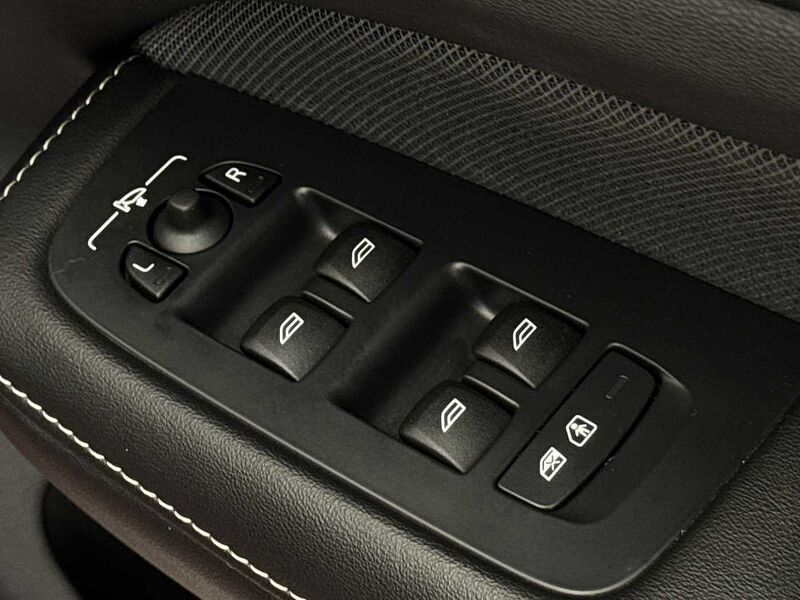 Volvo S60 Plus, B5 mild hybrid, Petrol, Dark