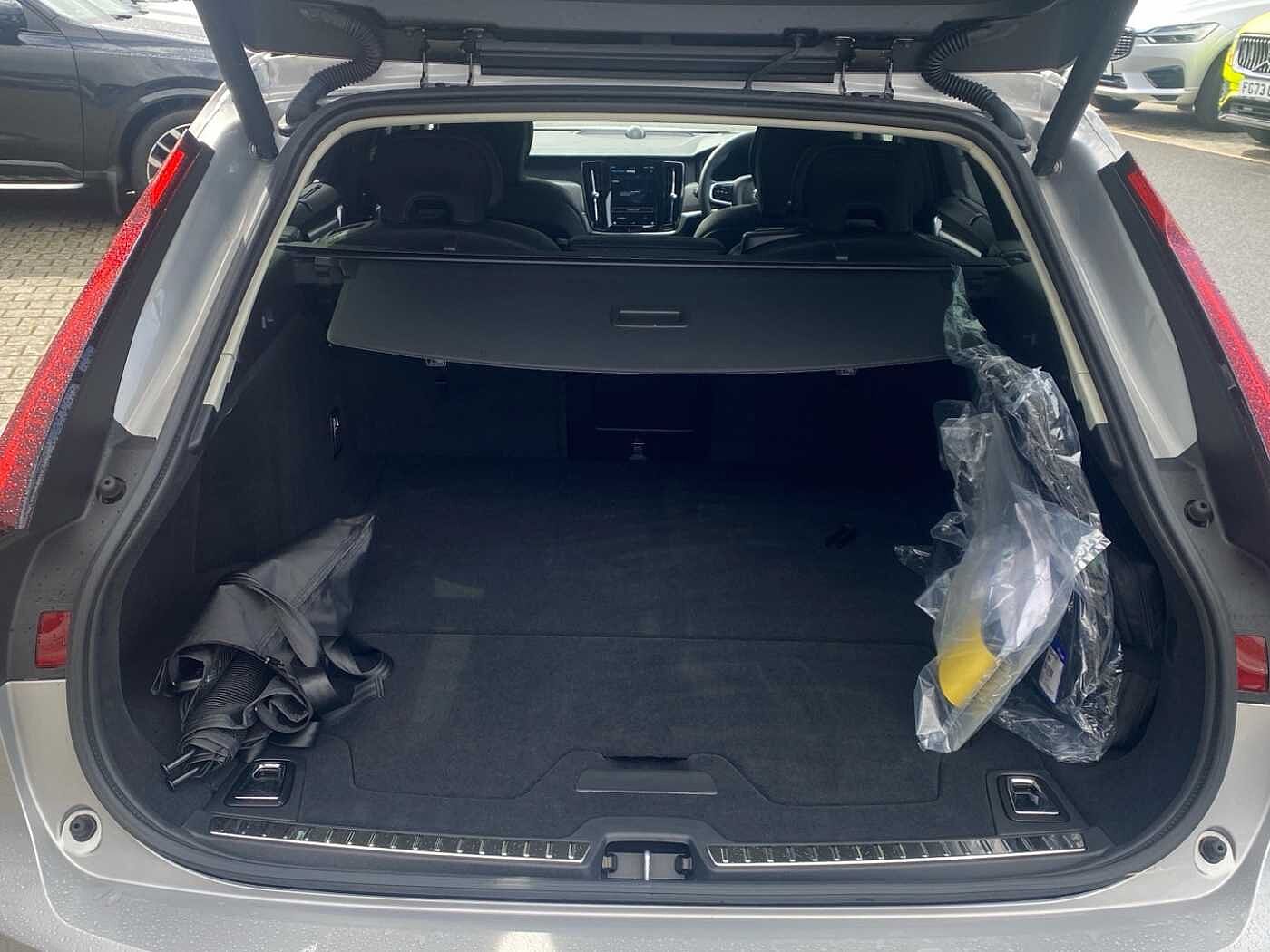 Volvo V90 Ultra, T8 AWD Plug-in hybrid, Electric/Petrol, Dark