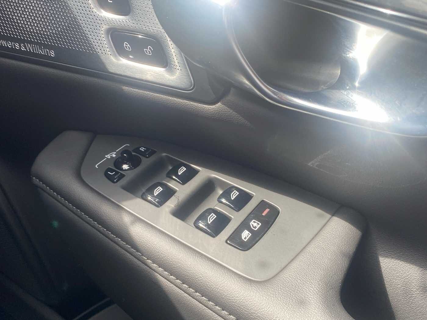 Volvo V90 Ultra, T8 AWD Plug-in hybrid, Electric/Petrol, Dark