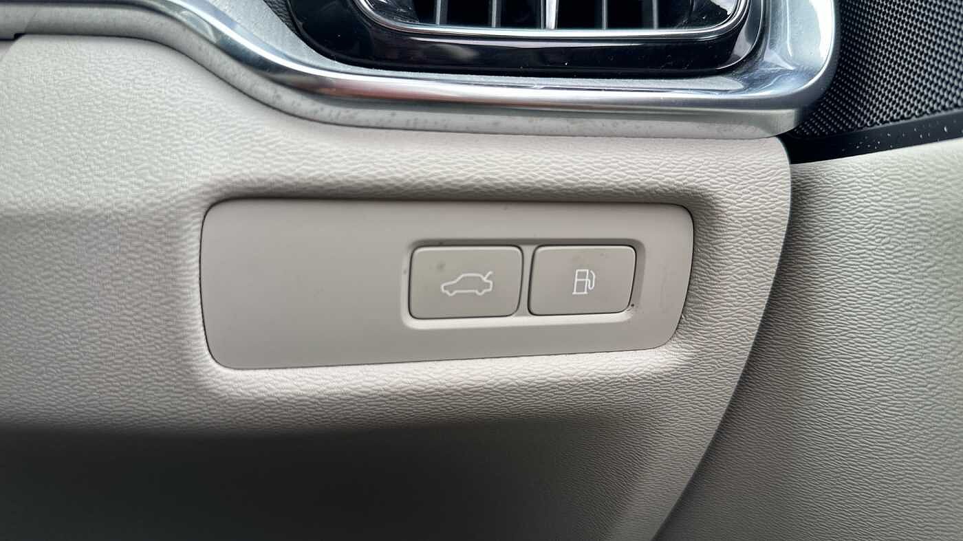 Volvo S60 Recharge Plus, T8 AWD Plug-in hybrid, Electric/Petrol, Dark