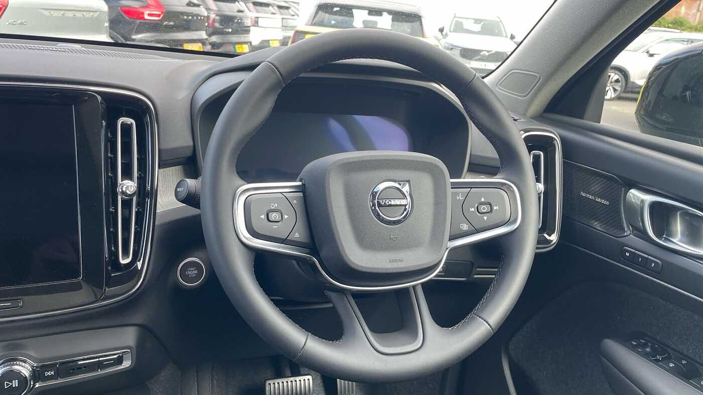 Volvo XC40 Ultra, B3 Mild hybrid, Petrol, Dark
