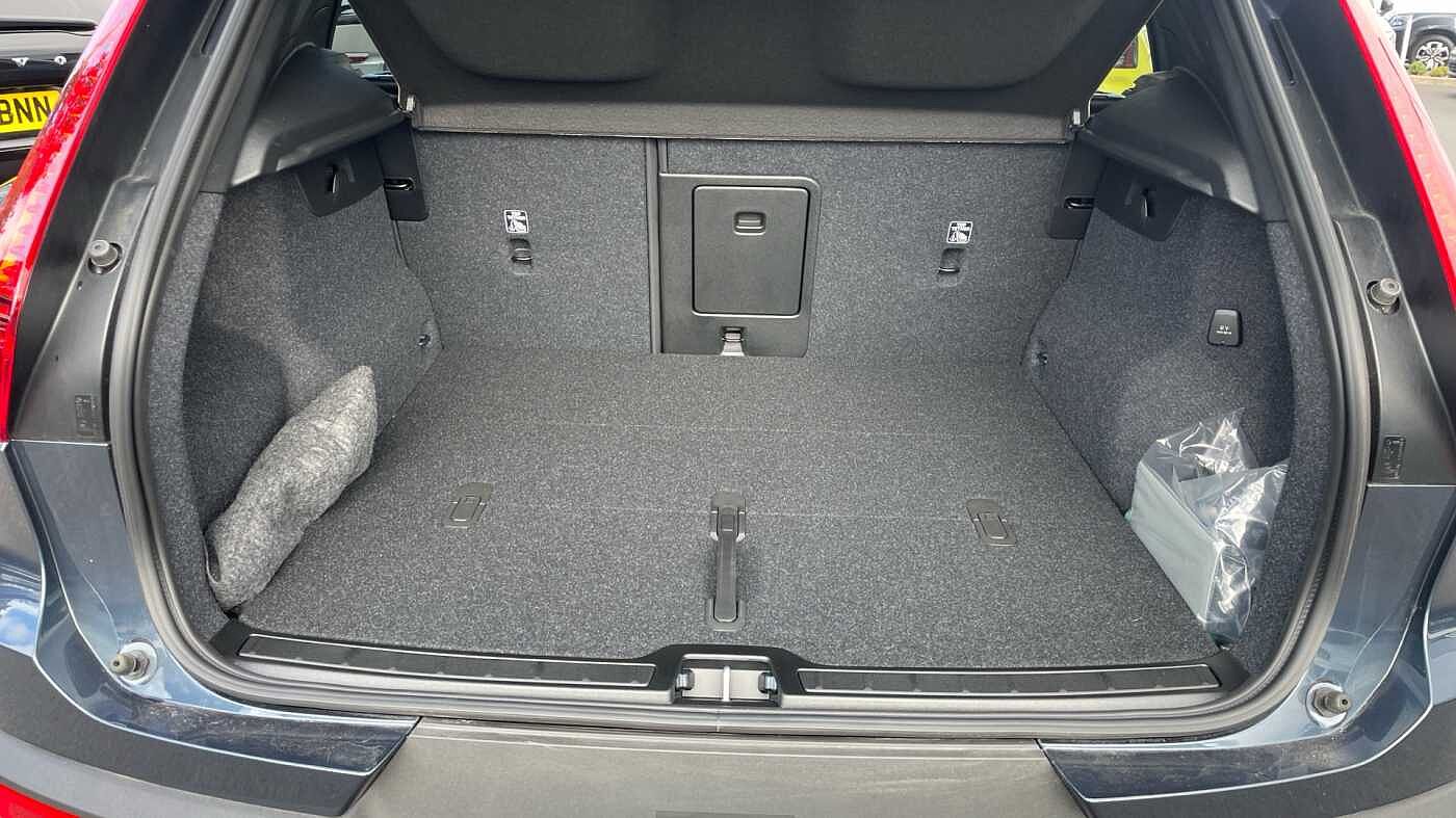 Volvo XC40 Ultra, B3 Mild hybrid, Petrol, Dark