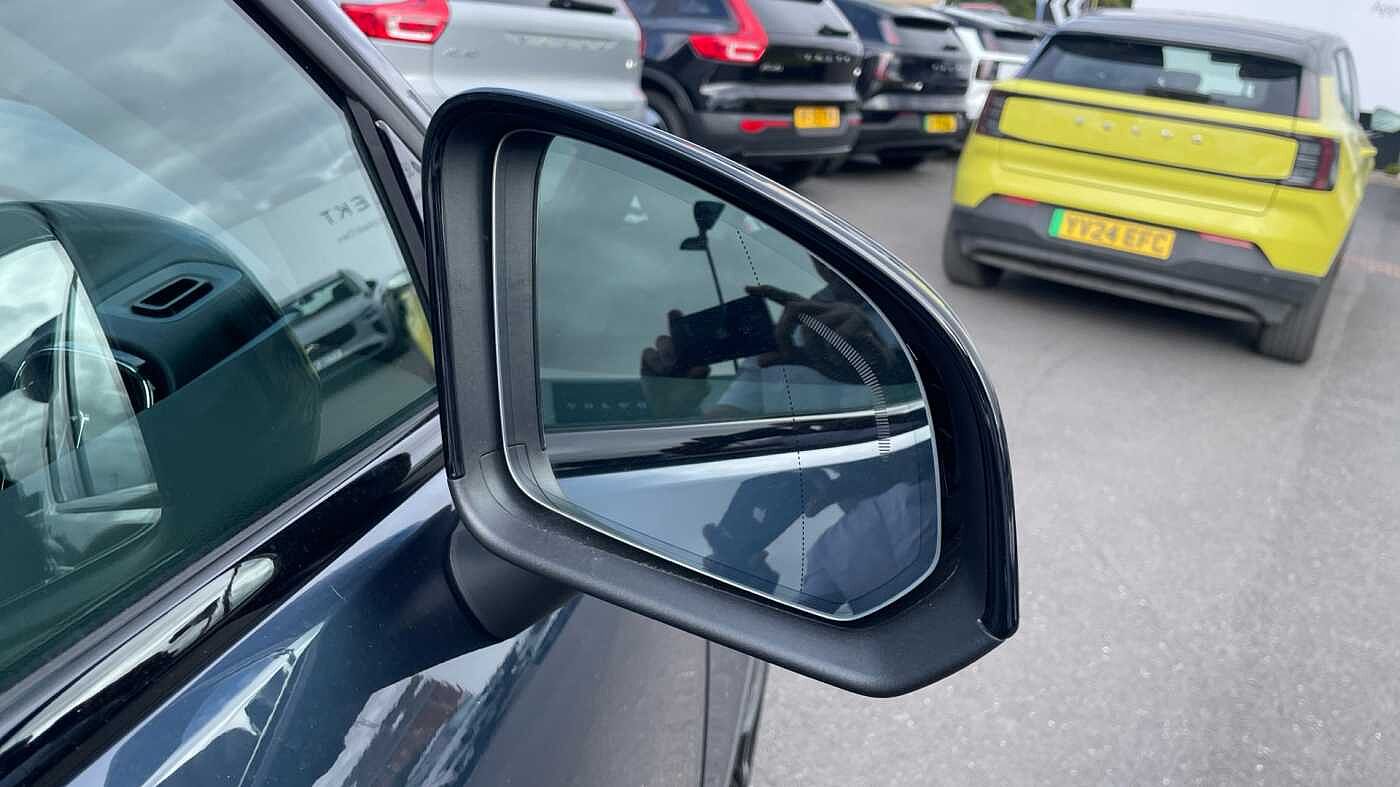 Volvo XC40 Ultra, B3 Mild hybrid, Petrol, Dark