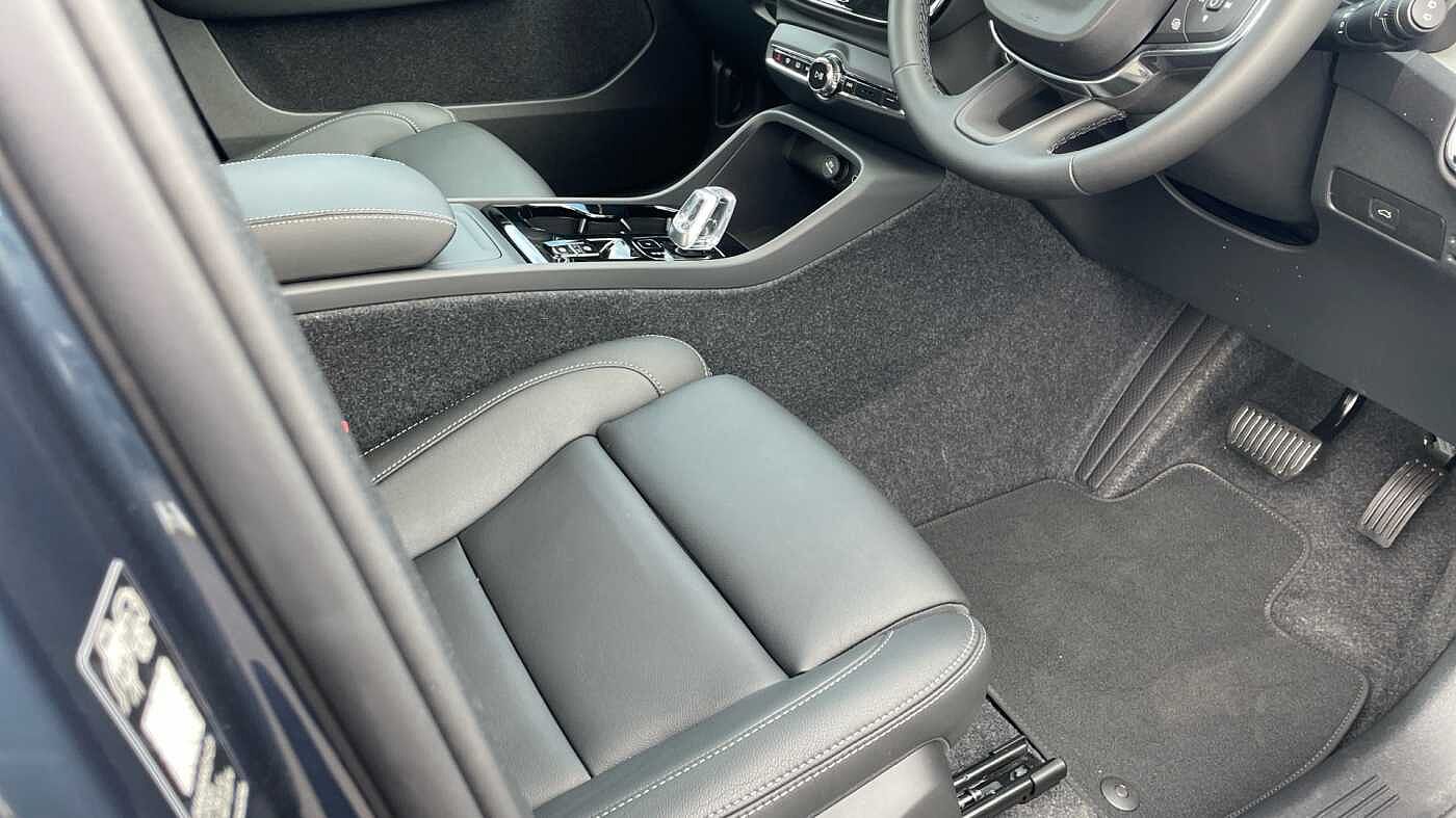 Volvo XC40 Ultra, B3 Mild hybrid, Petrol, Dark