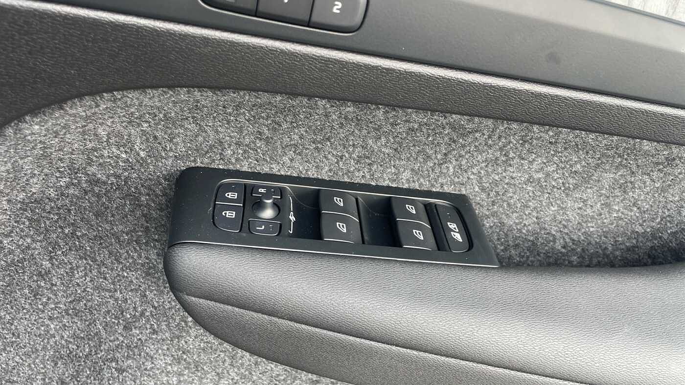 Volvo XC40 Ultra, B3 Mild hybrid, Petrol, Dark