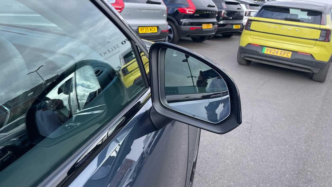 Volvo XC40 Ultra, B3 Mild hybrid, Petrol, Dark
