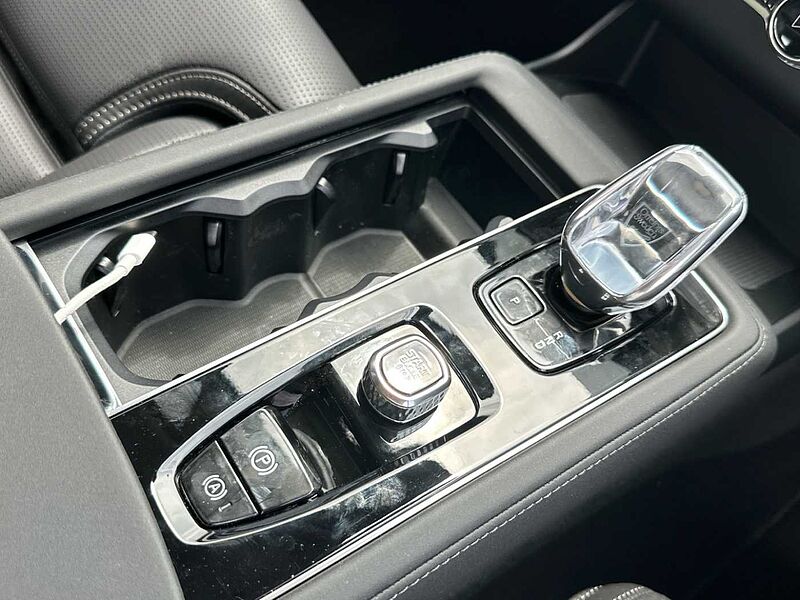 Volvo XC90 Ultra, T8 AWD Plug-in hybrid, Electric/Petrol, Dark, 7 Seats