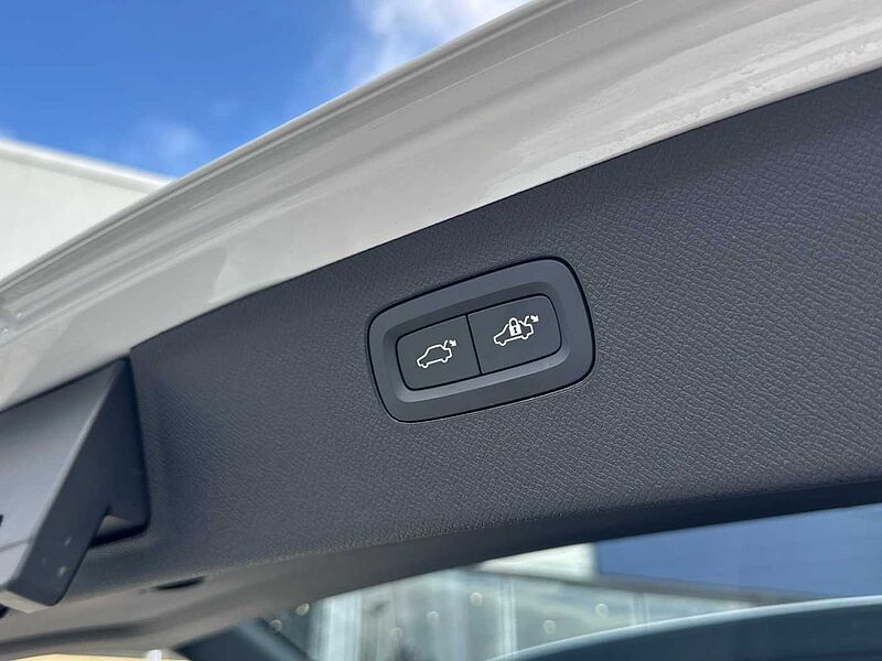 Volvo XC90 Ultra, T8 AWD Plug-in hybrid, Electric/Petrol, Dark, 7 Seats