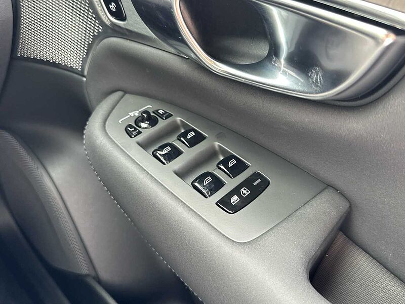 Volvo XC90 Ultra, T8 AWD Plug-in hybrid, Electric/Petrol, Dark, 7 Seats