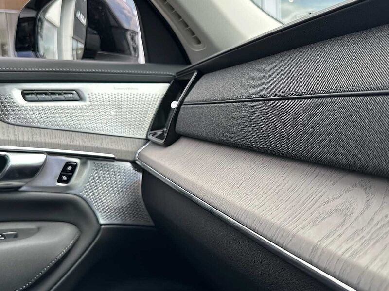 Volvo XC90 Ultra, T8 AWD Plug-in hybrid, Electric/Petrol, Dark, 7 Seats