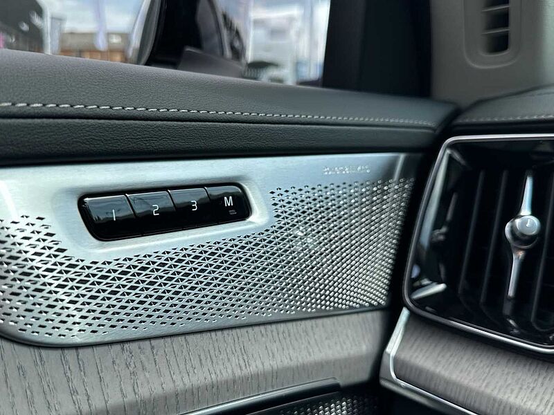 Volvo XC90 Ultra, T8 AWD Plug-in hybrid, Electric/Petrol, Dark, 7 Seats