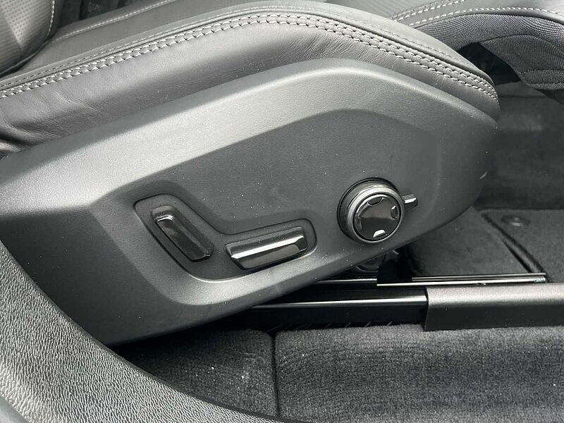 Volvo XC60 Black Edition Ultra, T8 AWD Plug-in hybrid, Electric/Petrol