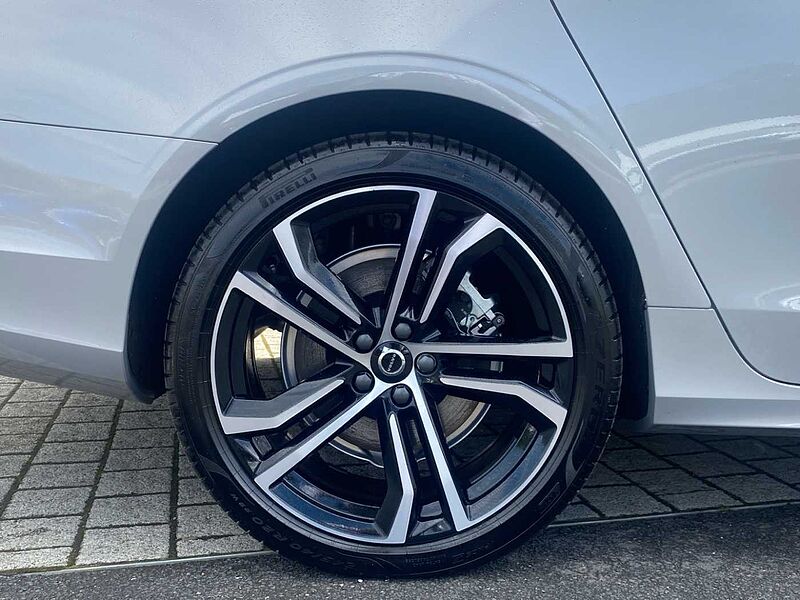 Volvo V90 Ultra, T8 AWD Plug-in hybrid, Electric/Petrol, Dark