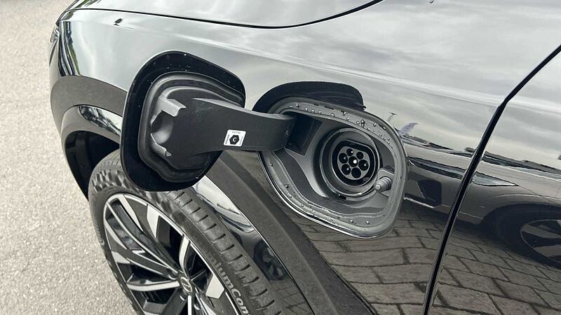 Volvo XC90 Ultra, T8 AWD Plug-in hybrid, Electric/Petrol, Dark, 7 Seats