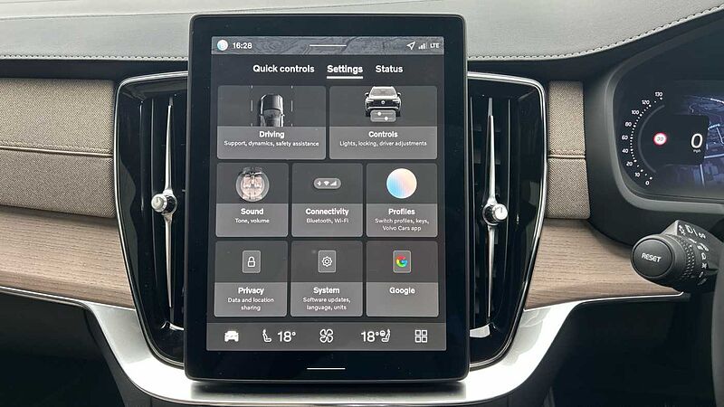 Volvo XC90 Ultra, T8 AWD Plug-in hybrid, Electric/Petrol, Dark, 7 Seats