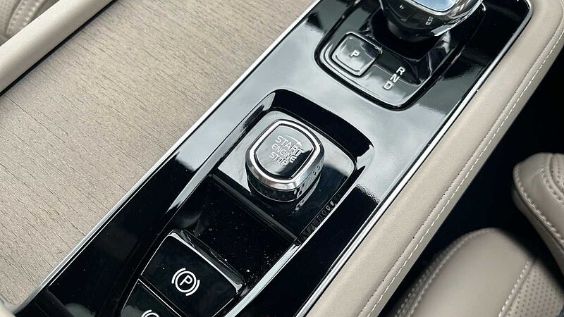 Volvo XC90 Ultra, T8 AWD Plug-in hybrid, Electric/Petrol, Dark, 7 Seats