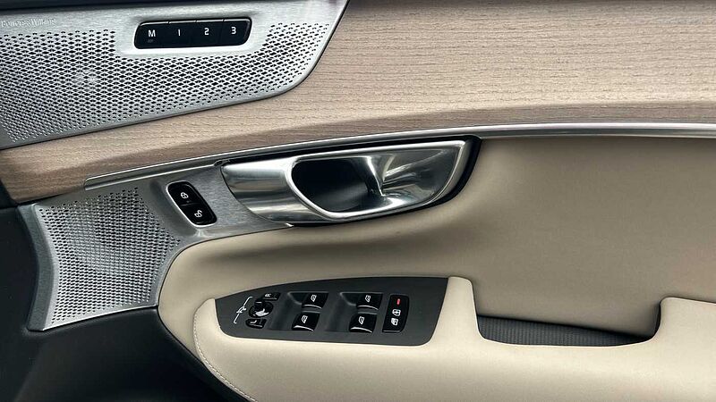 Volvo XC90 Ultra, T8 AWD Plug-in hybrid, Electric/Petrol, Dark, 7 Seats