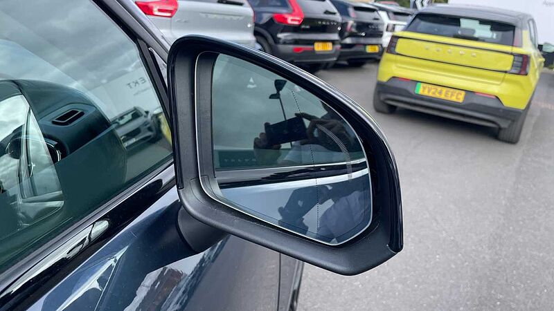 Volvo XC40 Ultra, B3 Mild hybrid, Petrol, Dark