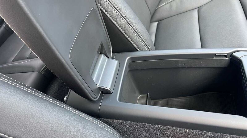 Volvo XC40 Ultra, B3 Mild hybrid, Petrol, Dark
