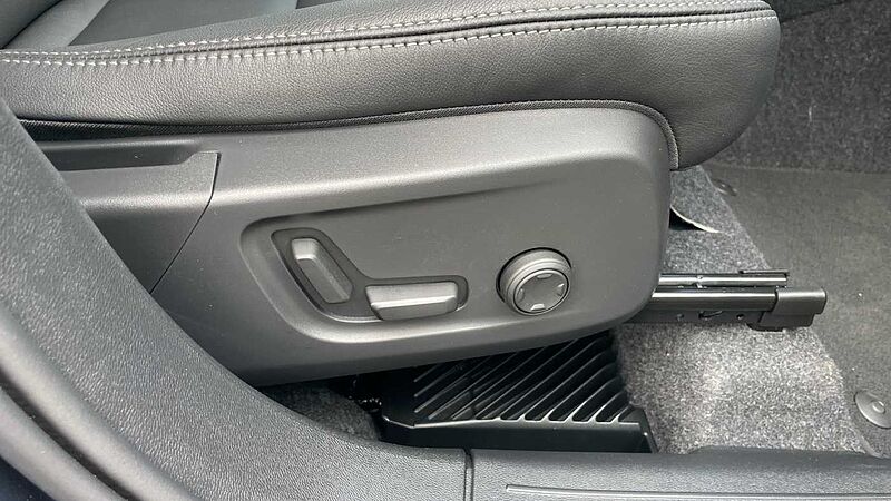 Volvo XC40 Ultra, B3 Mild hybrid, Petrol, Dark