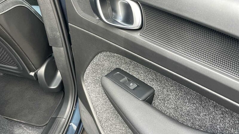 Volvo XC40 Ultra, B3 Mild hybrid, Petrol, Dark
