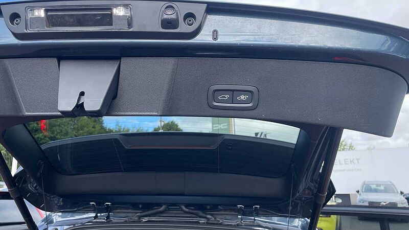 Volvo XC40 Ultra, B3 Mild hybrid, Petrol, Dark