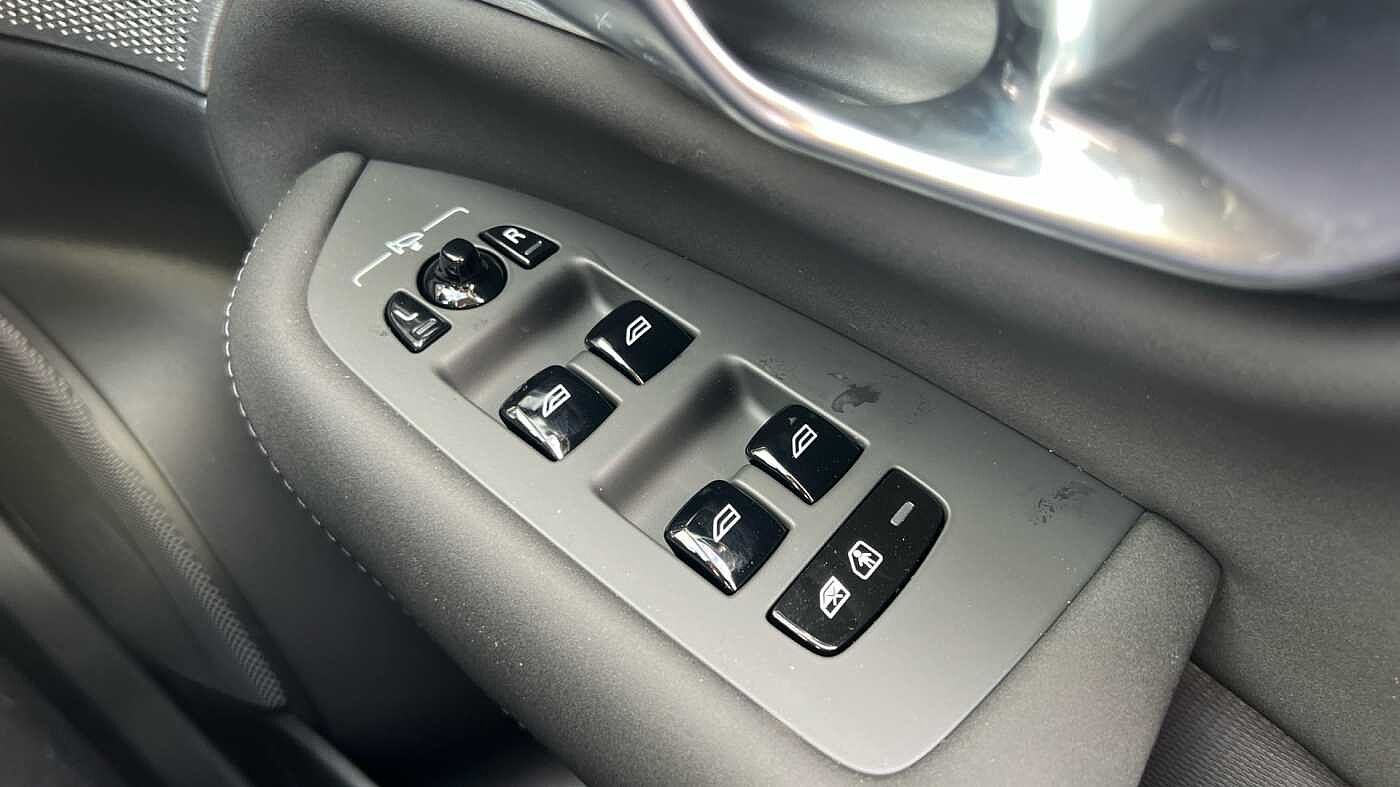 Volvo XC90 Ultra, T8 AWD Plug-in hybrid, Electric/Petrol, Dark, 7 Seats