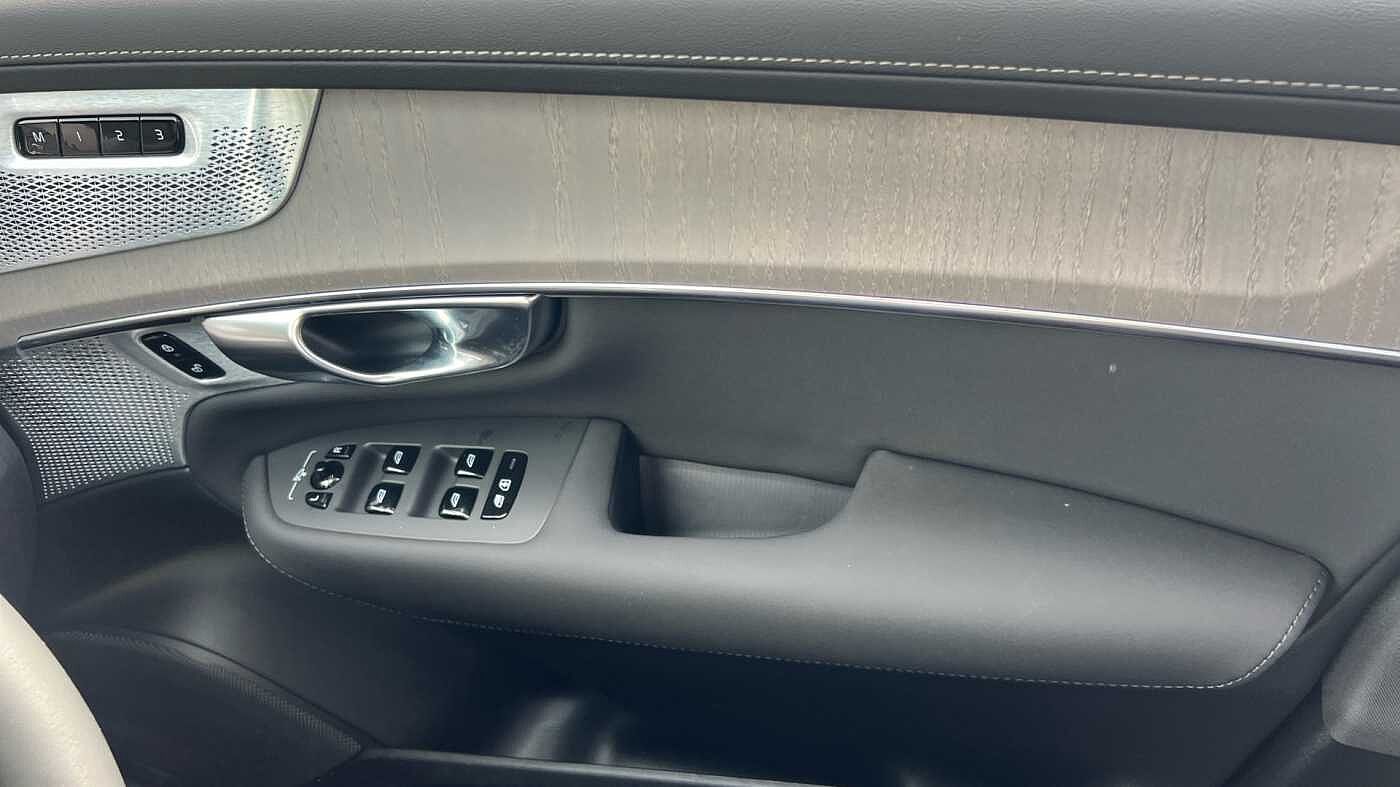 Volvo XC90 Ultra, T8 AWD Plug-in hybrid, Electric/Petrol, Dark, 7 Seats