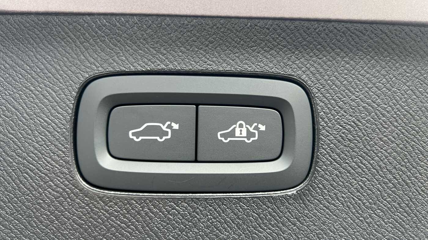 Volvo XC90 Ultra, T8 AWD Plug-in hybrid, Electric/Petrol, Dark, 7 Seats