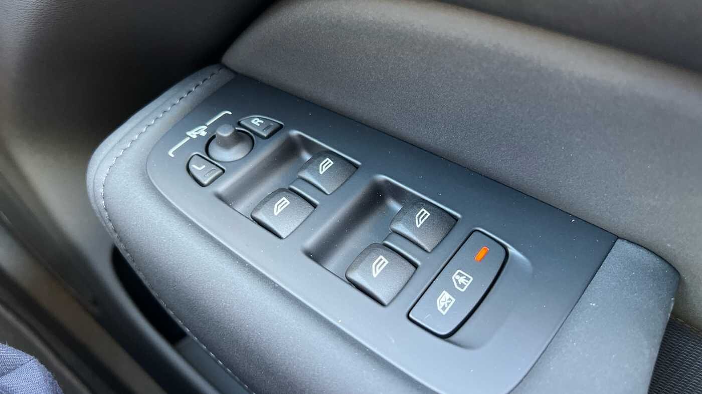 Volvo XC60 Ultra, T8 AWD Plug-in hybrid, Electric/Petrol, Dark