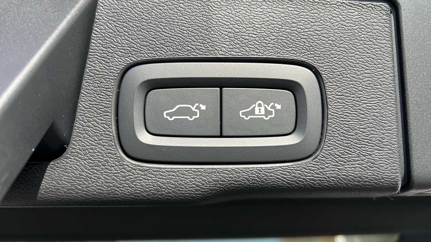 Volvo XC60 Ultra, T8 AWD Plug-in hybrid, Electric/Petrol, Dark