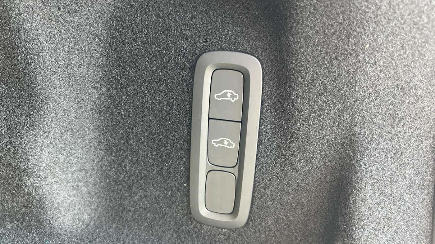 Volvo XC60 Ultra, T8 AWD Plug-in hybrid, Electric/Petrol, Dark