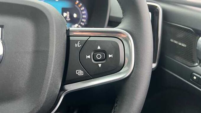 Volvo XC40 Ultra, B3 Mild hybrid, Petrol, Dark