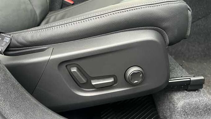 Volvo XC40 Ultra, B3 Mild hybrid, Petrol, Dark