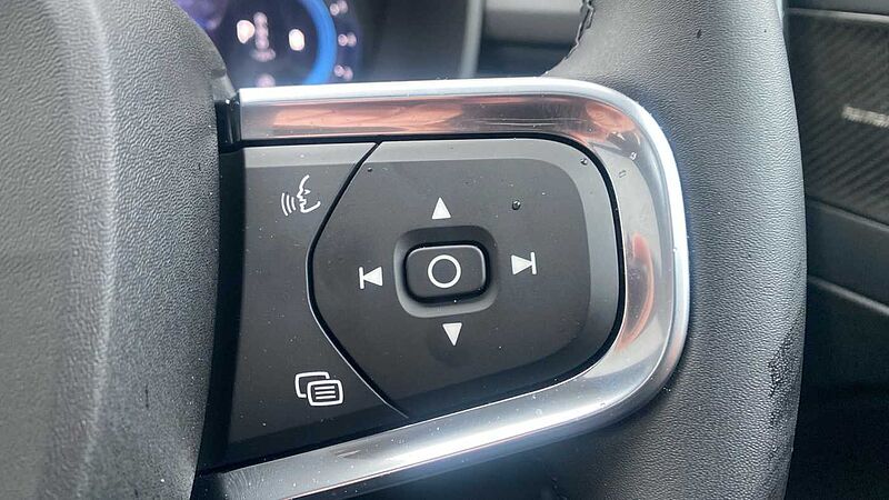 Volvo XC40 Ultra, B3 Mild hybrid, Petrol, Dark