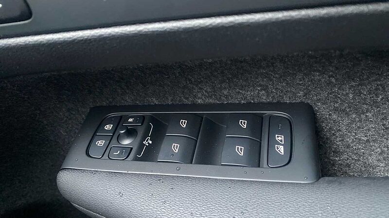Volvo XC40 Ultra, B3 Mild hybrid, Petrol, Dark