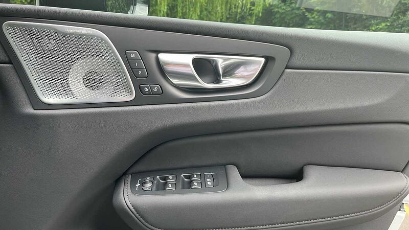 Volvo XC60 Ultra, T8 AWD Plug-in hybrid, Electric/Petrol, Dark