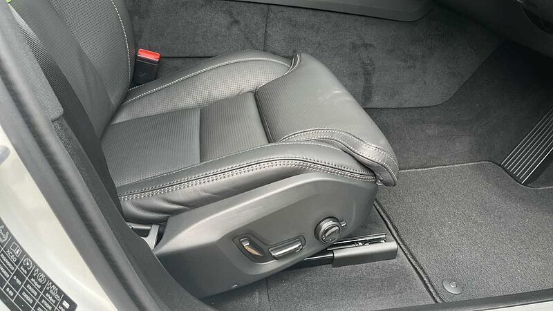 Volvo XC60 Ultra, T8 AWD Plug-in hybrid, Electric/Petrol, Dark