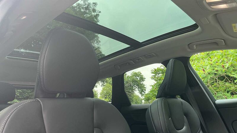 Volvo XC60 Ultra, T8 AWD Plug-in hybrid, Electric/Petrol, Dark