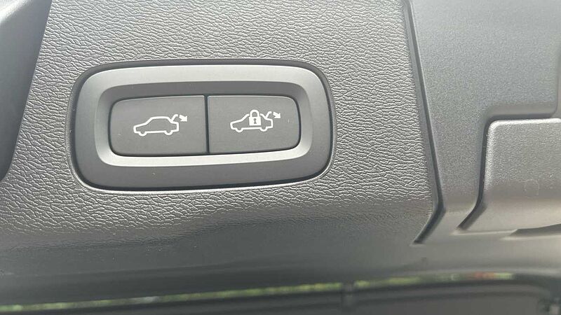 Volvo XC60 Ultra, T8 AWD Plug-in hybrid, Electric/Petrol, Dark