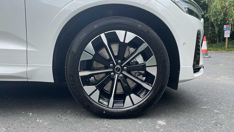 Volvo XC60 Ultra, T8 AWD Plug-in hybrid, Electric/Petrol, Dark