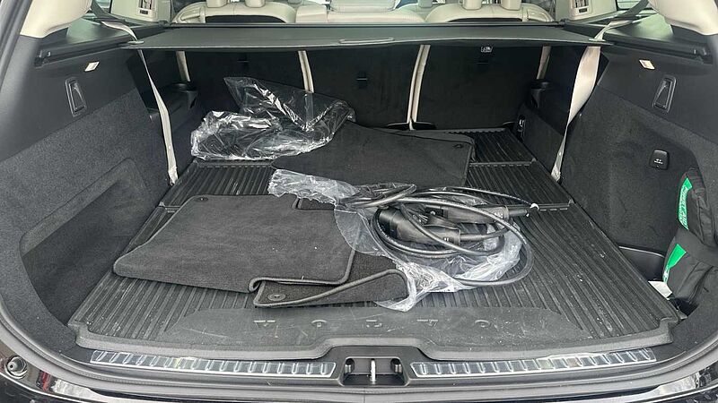 Volvo XC90 Ultra, T8 AWD Plug-in hybrid, Electric/Petrol, Dark, 7 Seats