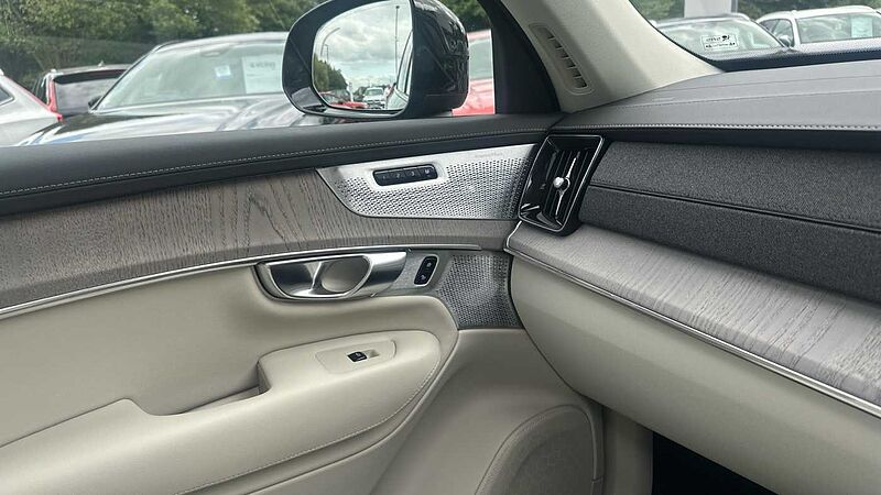 Volvo XC90 Ultra, T8 AWD Plug-in hybrid, Electric/Petrol, Dark, 7 Seats